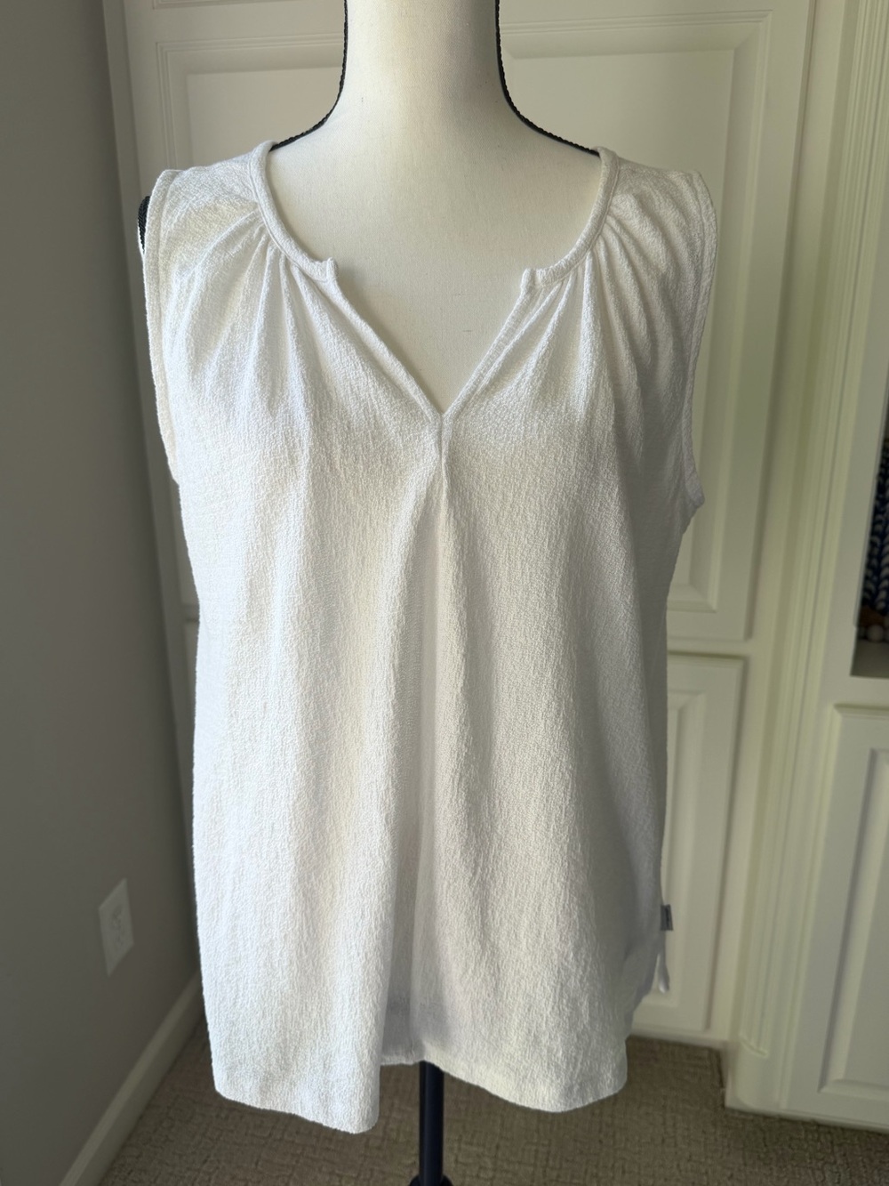Eddie Bauer White Textured V-Neck Sleeveless Tank - Picture 1 of 4